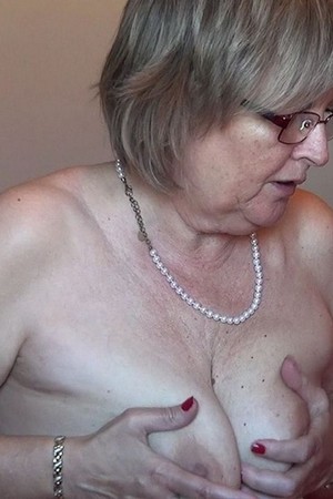 Старая голая женщина показывает свои дряблые прелести - фото 12