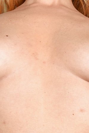 Зрелая баба с красивыми сиськами показывает пухлую пизду - 11