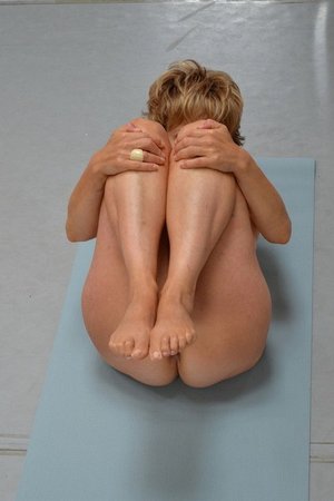 Женщина позирует голая в саду и занимается фитнесом - 06