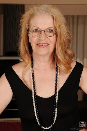 Очкастая рыжая бабка показала голые сиськи и бритую пизду - 03