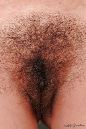 Gina Red показывает дряблые титьки и волосатую пизду - 06