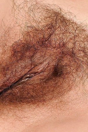 Gina Red показывает дряблые титьки и волосатую пизду - 14