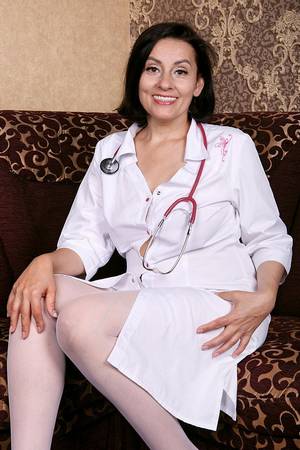 Зрелая медсестра снимает трусы