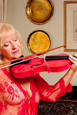 Пожилая баба с неплохой фигурой позирует голая со скрипкой - 01