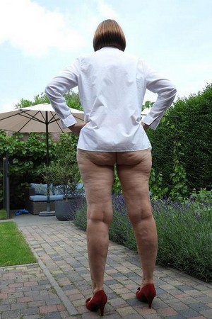 Старая бабка с дряблой пиздой и жопой голая во дворе - 01