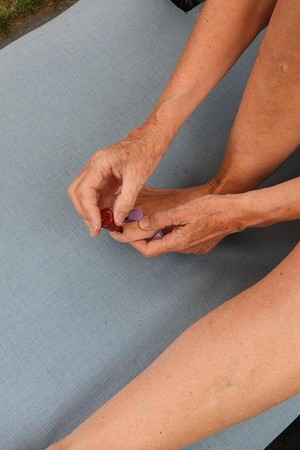 Старая бабка с дряблой пиздой и жопой голая во дворе - 16