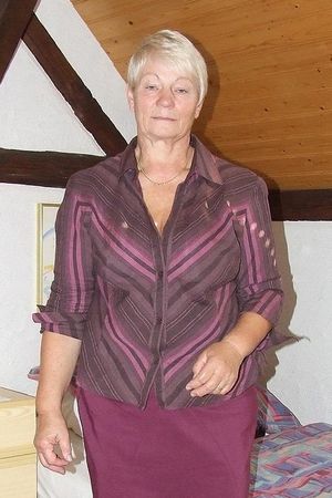 Бабка удовлетворяет себя вибратором