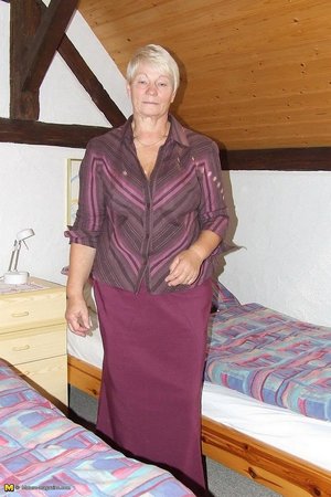 Пухлая сисястая бабка удовлетворяет себя вибратором - 01