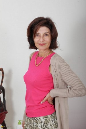 Старая женщина с волосатым лобком ебет себя вибратором - 01