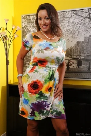 Распутная дама обнажила свои большие груди и небритую пизду - 01