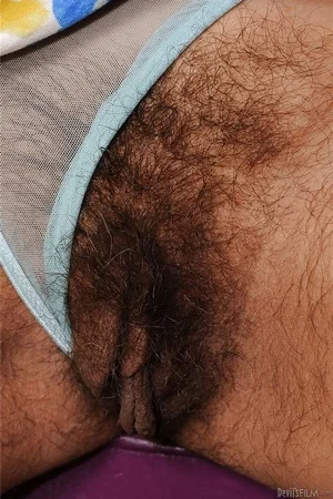 Распутная дама обнажила свои большие груди и небритую пизду - 13