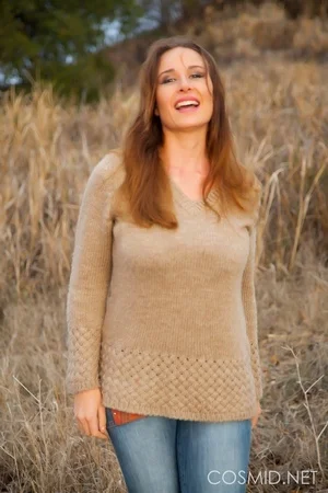 Зрелая баба с отвисшими титьками и волосатой пиздой на природе - 01