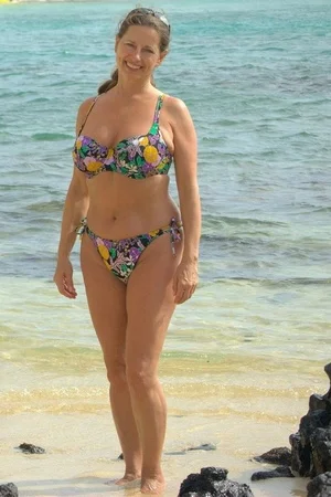 Зрелая голая нудистка с большими сиськами и побритой пиздой - 02