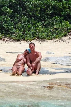 Зрелая голая нудистка с большими сиськами и побритой пиздой - 20