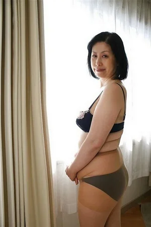 Зрелая японка стесняясь раздевается догола перед камерой - 07