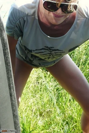 Худенькая голая баба с большой пиздой на частных фото - 11