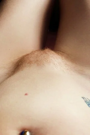 Худенькая голая баба с большой пиздой на частных фото - 18