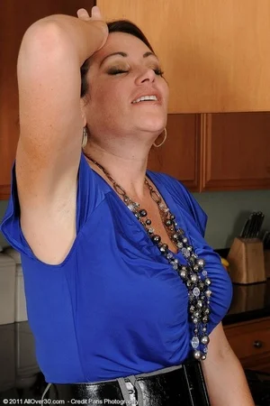 Зрелая женщина с большими висячими сиськами и пухлой попкой - 02