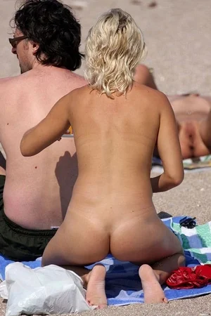 Зрелая нудистка с мужем разделась догола и загорает - 16