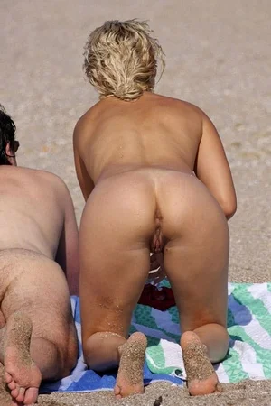 Зрелая нудистка с мужем разделась догола и загорает - 31