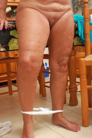 Пожилая голая дама с пышной жопой и отвисшими титьками - 16