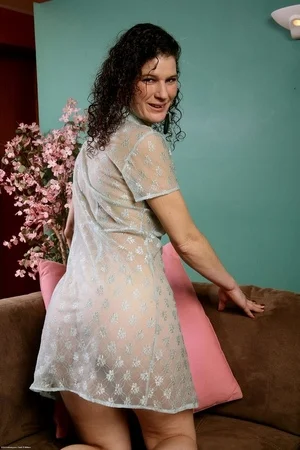 Женщина с волосатой пиздой и торчащими сосками - 01