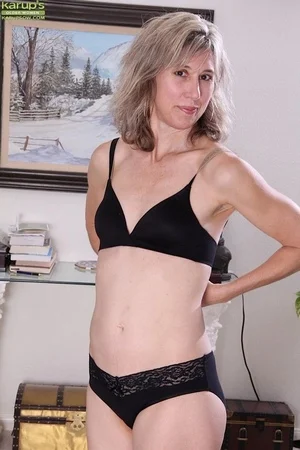 Olive Jones встает раком и раздвигает небритую пиздёнку - 05