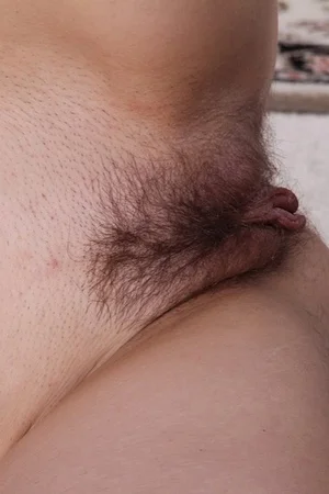 Olive Jones встает раком и раздвигает небритую пиздёнку - 14