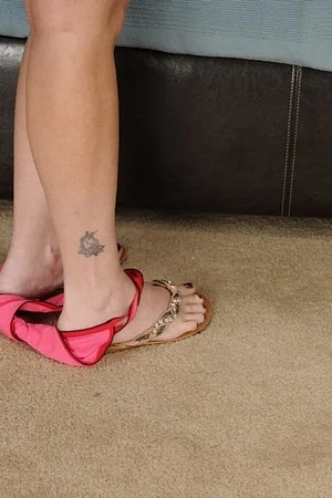 Зрелая блондинка Sky Martin разделась догола на диване - 08