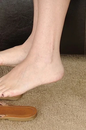 Зрелая блондинка Sky Martin разделась догола на диване - 10