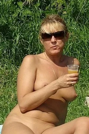 Жена с мужем голые на природе